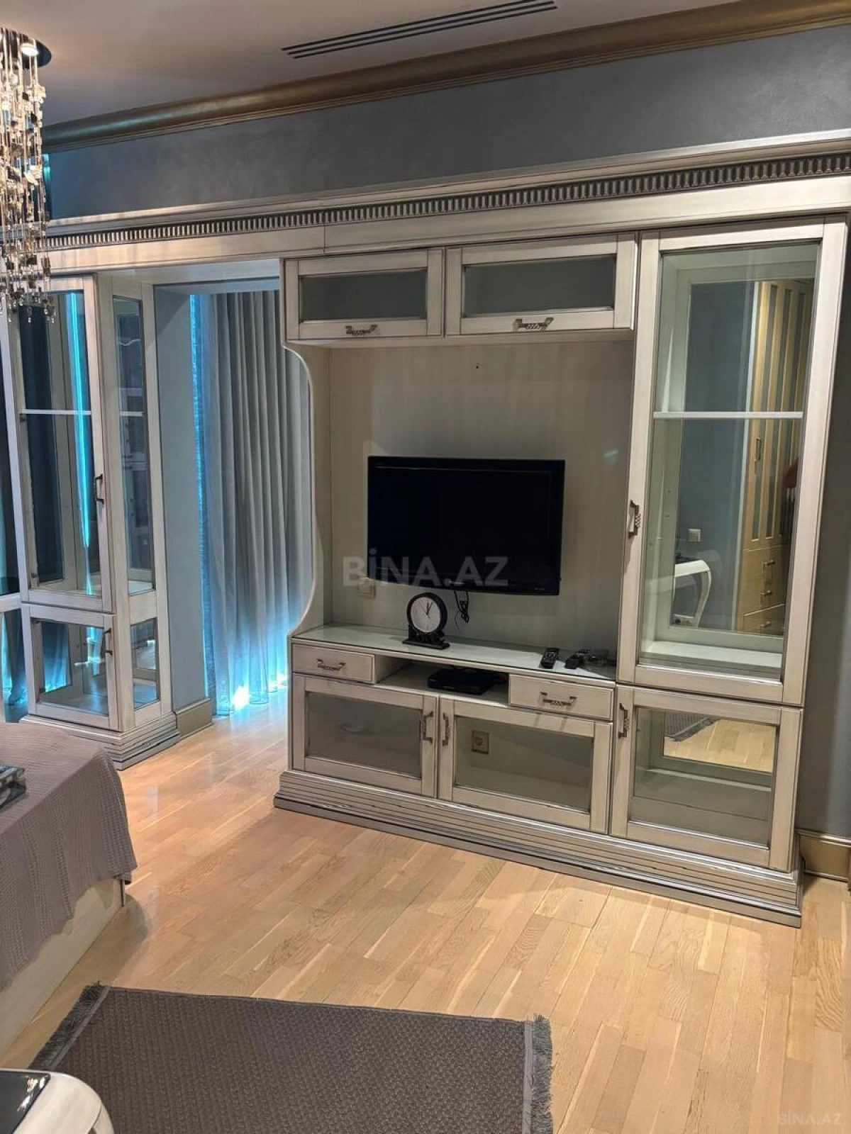 Kirayə verilir 3 otaqlı mənzil 178 m²