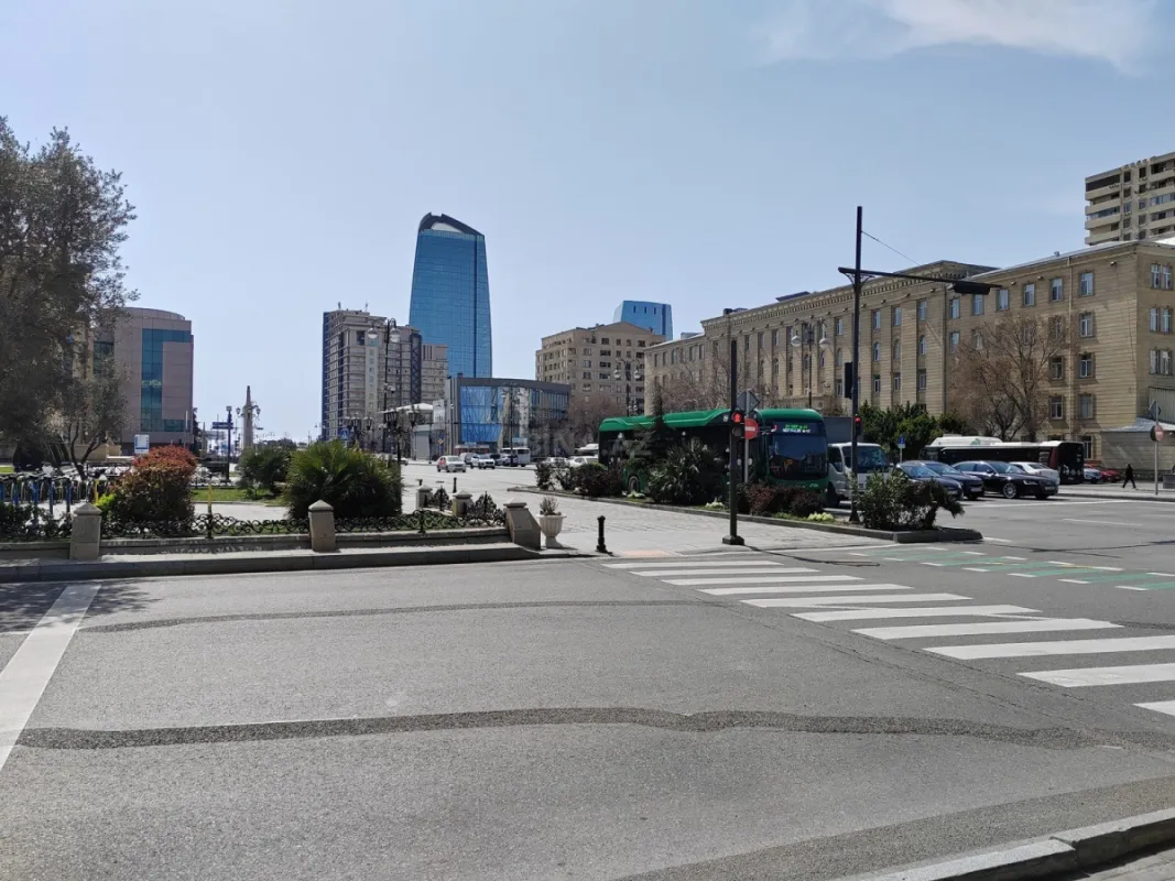 Satılır 3 otaqlı mənzil 121 m²