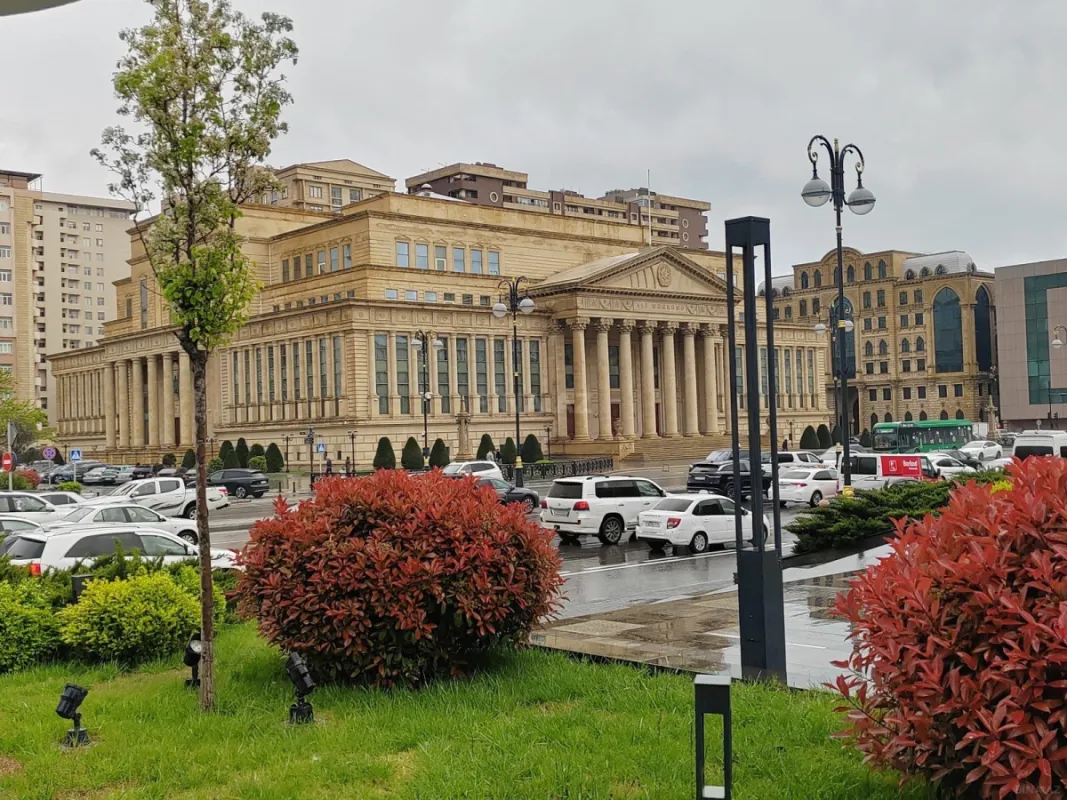 Satılır 3 otaqlı mənzil 121 m²