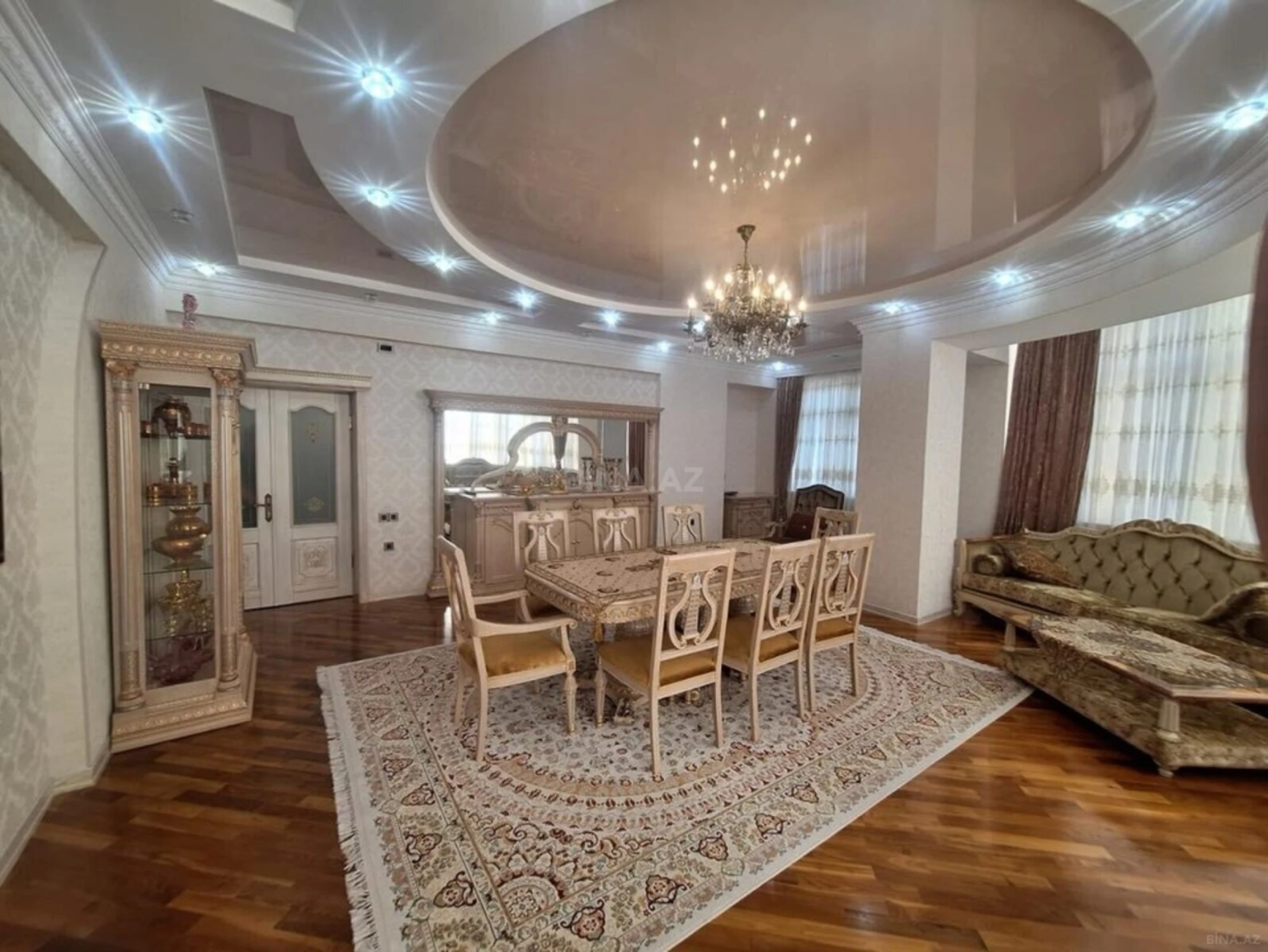 Satılır 4 otaqlı mənzil 220 m²