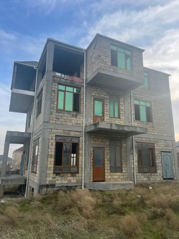 Satılır 5 otaqlı həyət evi 319.5 m²