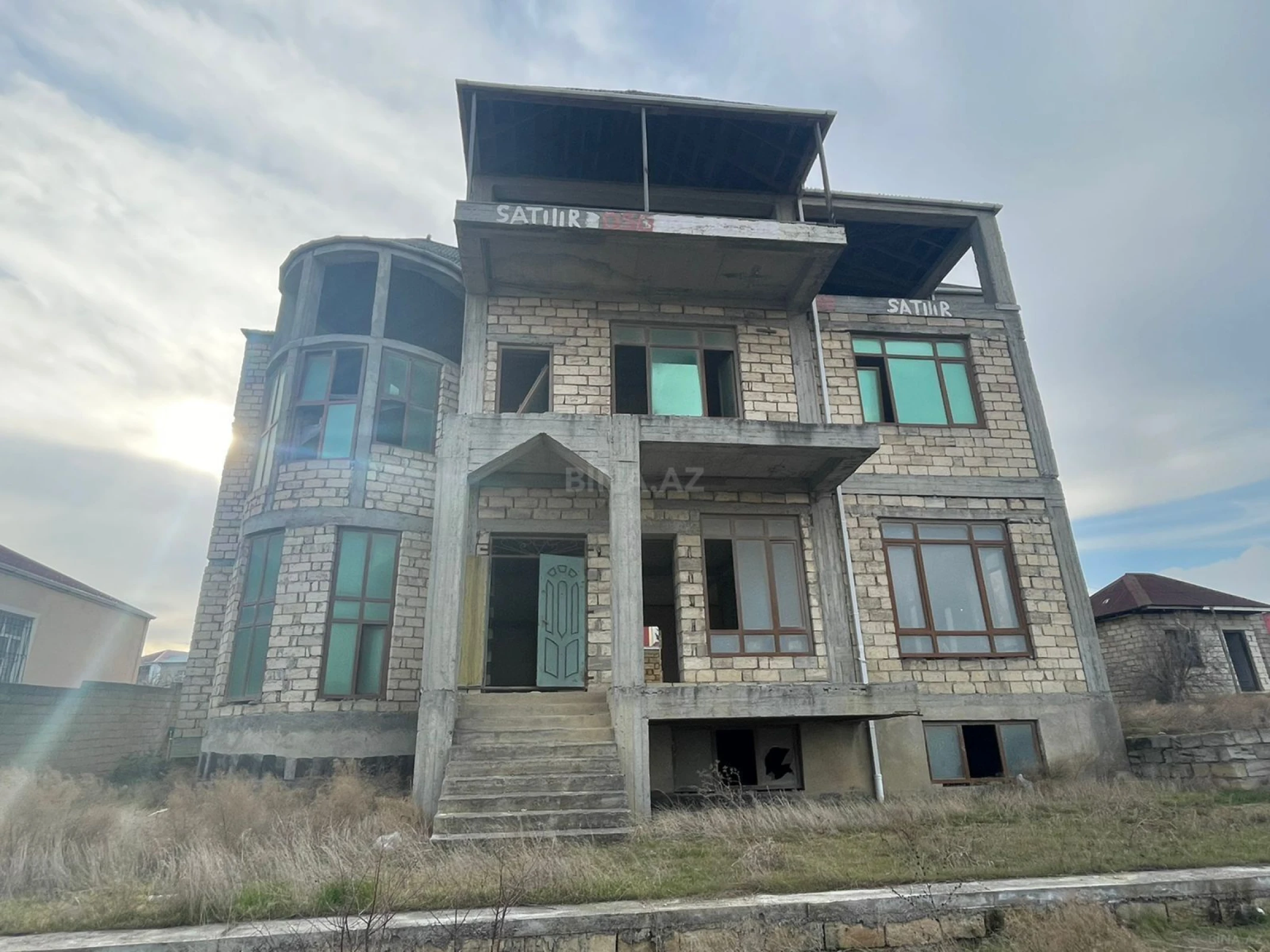 Satılır 5 otaqlı həyət evi 319.5 m²