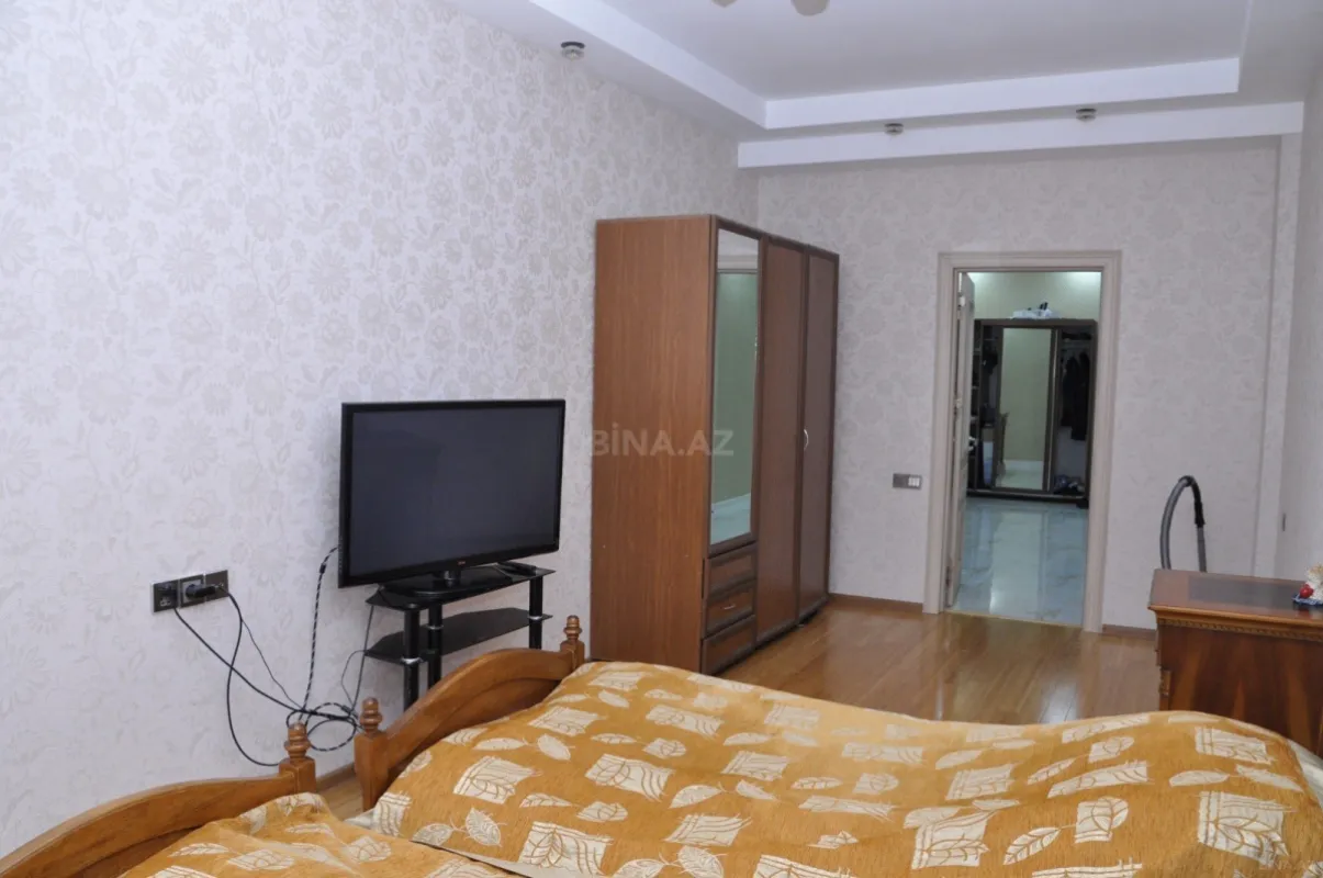 Satılır 4 otaqlı mənzil 195 m²