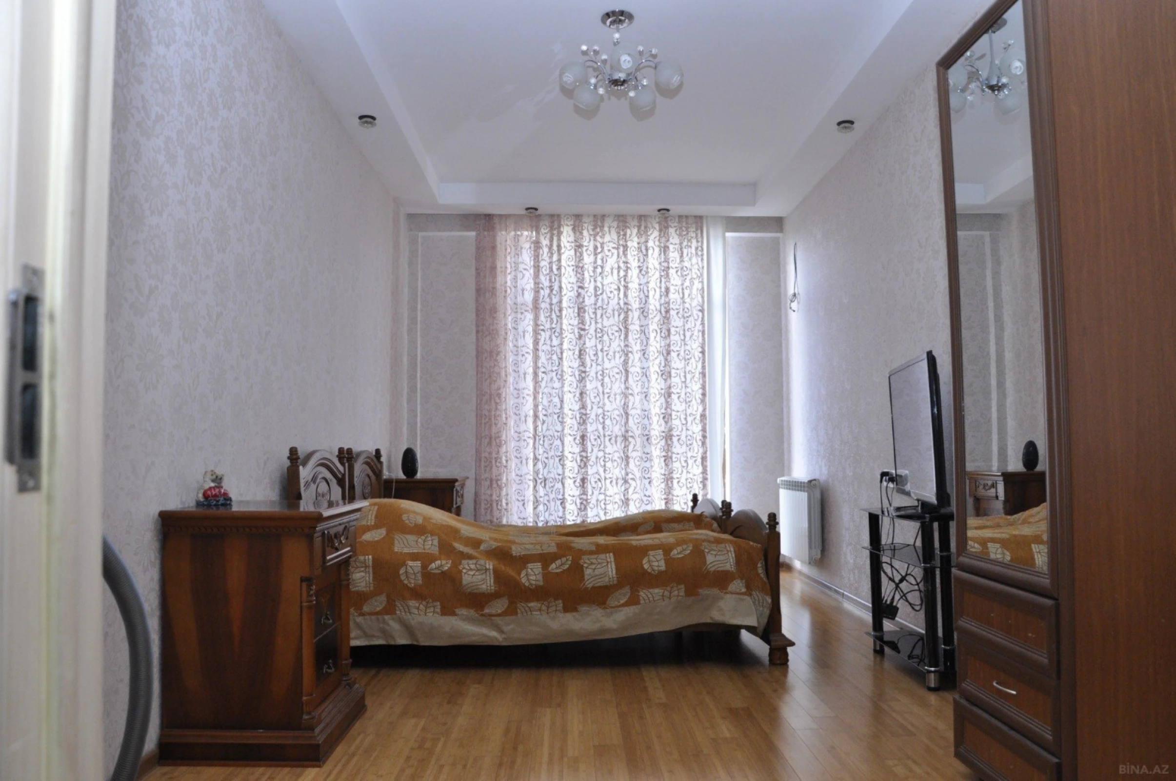 Satılır 4 otaqlı mənzil 195 m²