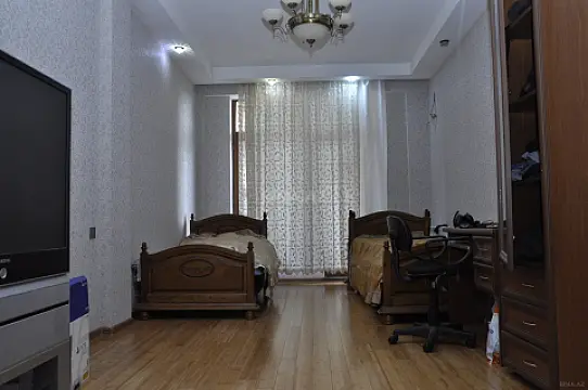 Satılır 4 otaqlı mənzil 195 m²