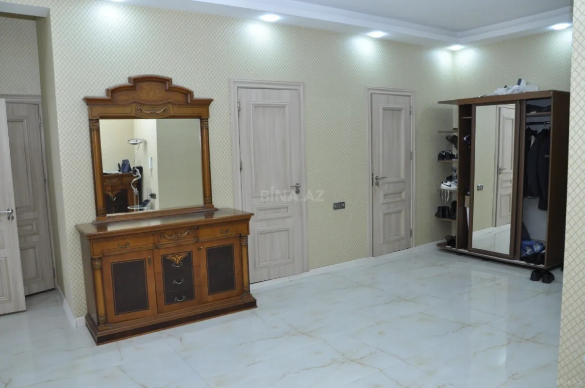 Satılır 4 otaqlı mənzil 195 m²
