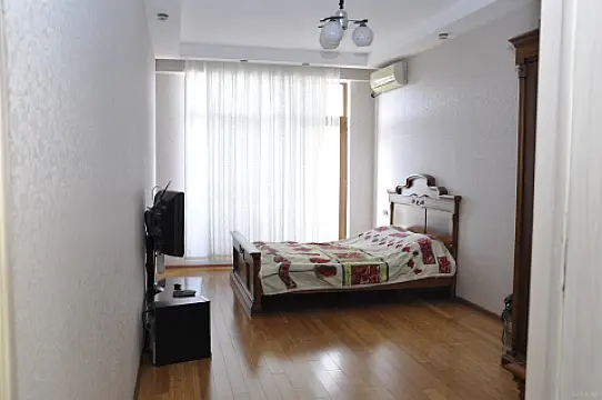 Satılır 4 otaqlı mənzil 195 m²
