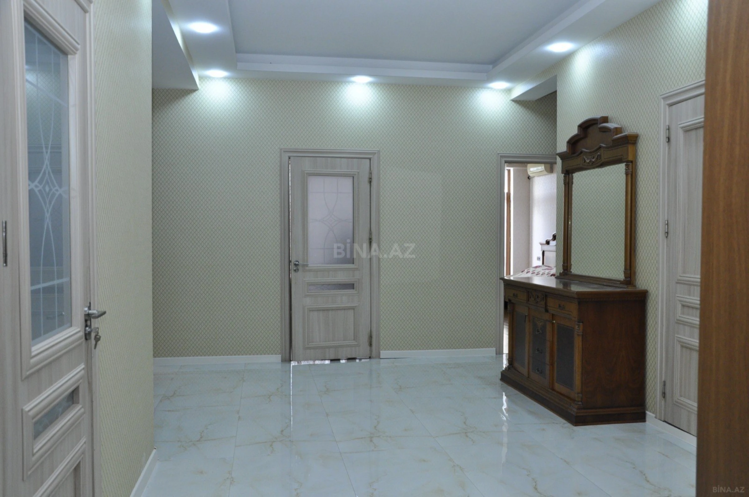 Satılır 4 otaqlı mənzil 195 m²