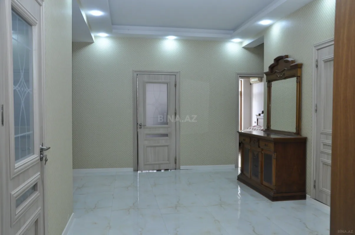 Satılır 4 otaqlı mənzil 195 m²