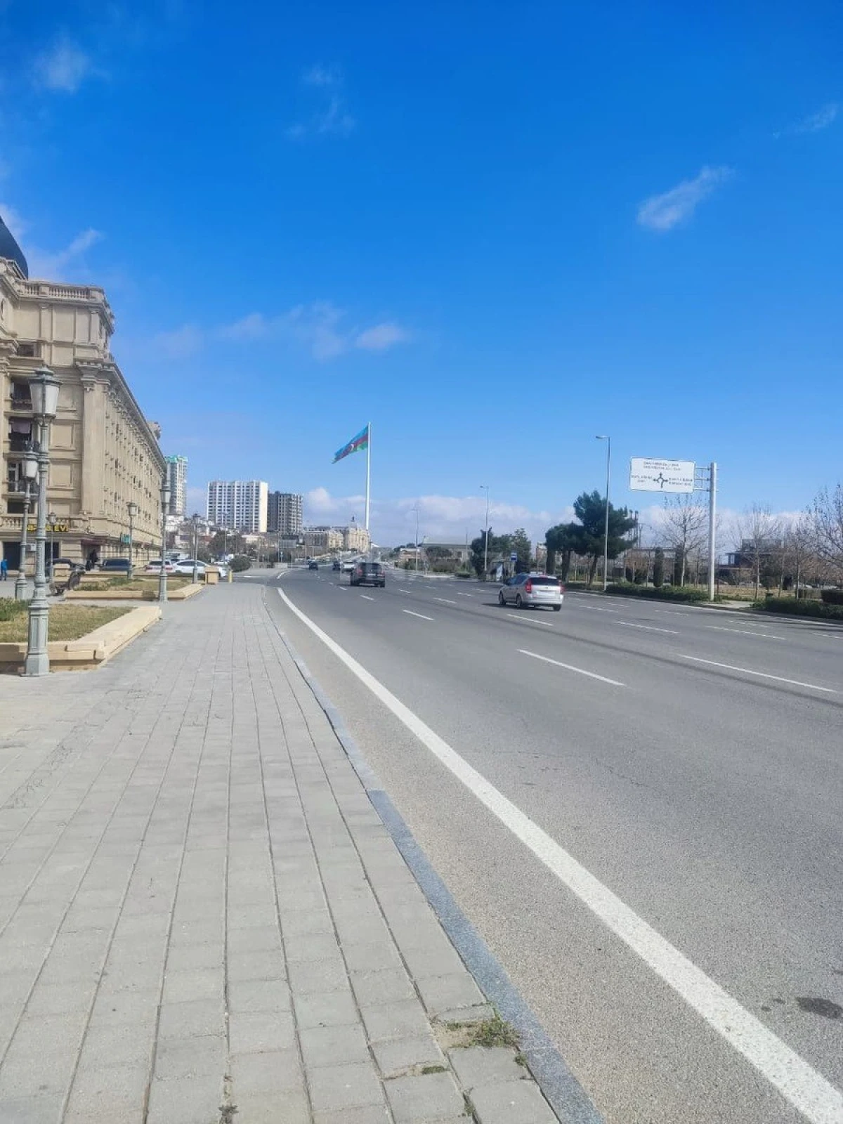 Satılır 4 otaqlı mənzil 122 m²