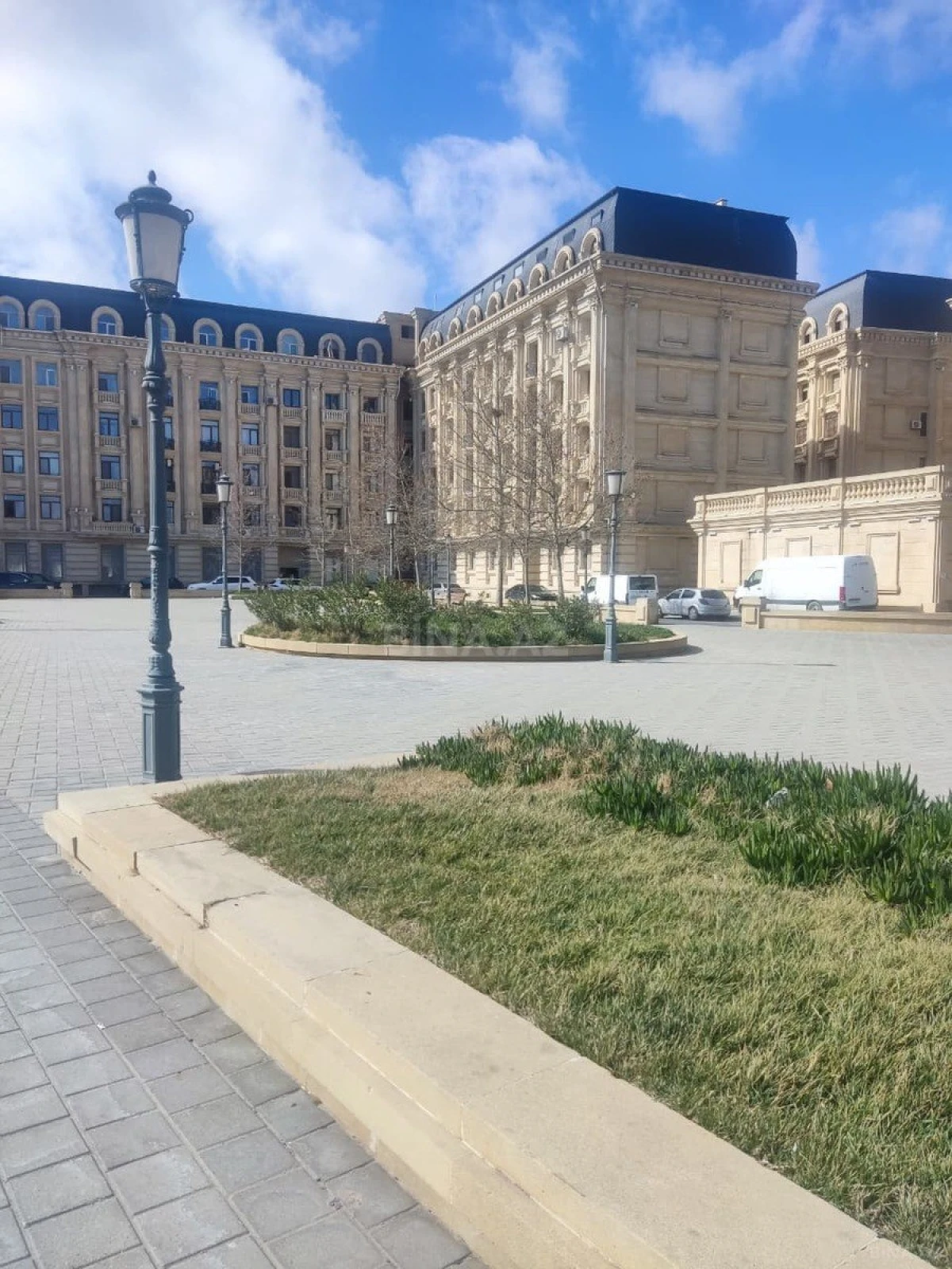 Satılır 4 otaqlı mənzil 122 m²