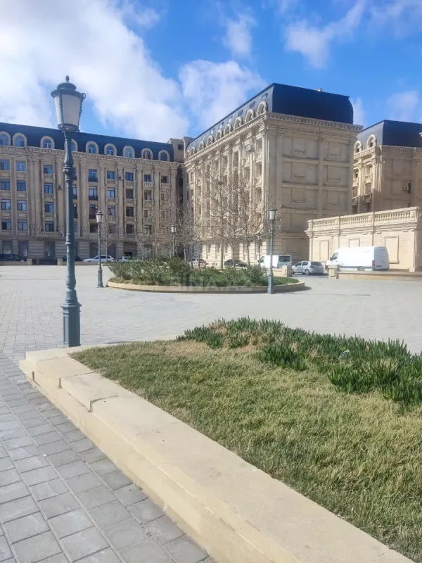 Satılır 4 otaqlı mənzil 122 m²