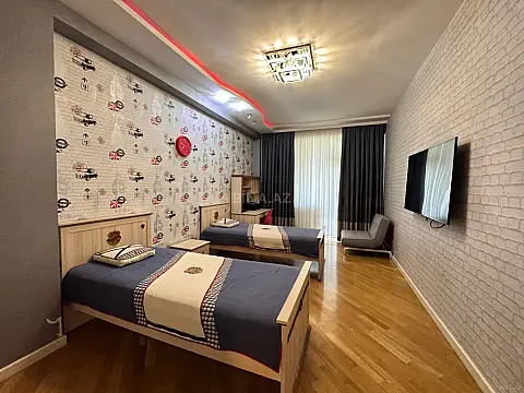 Satılır 4 otaqlı mənzil 176 m²