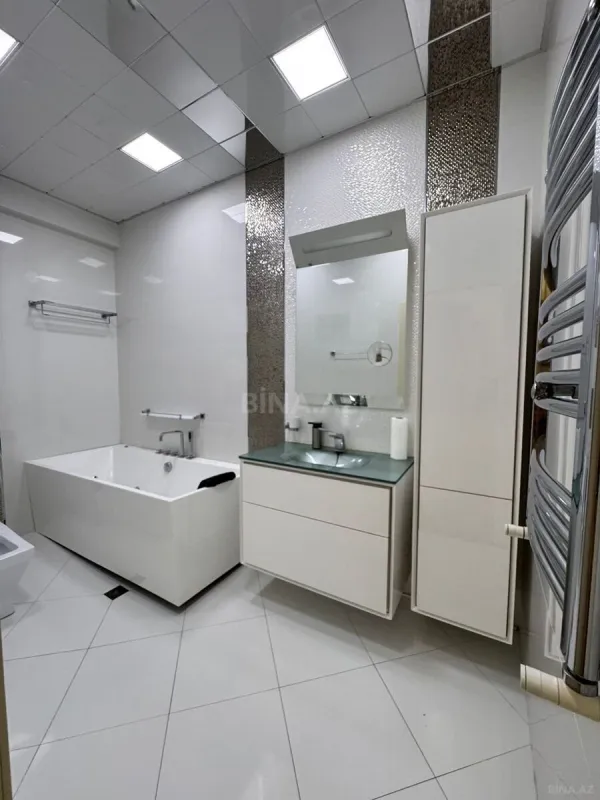 Satılır 4 otaqlı mənzil 176 m²