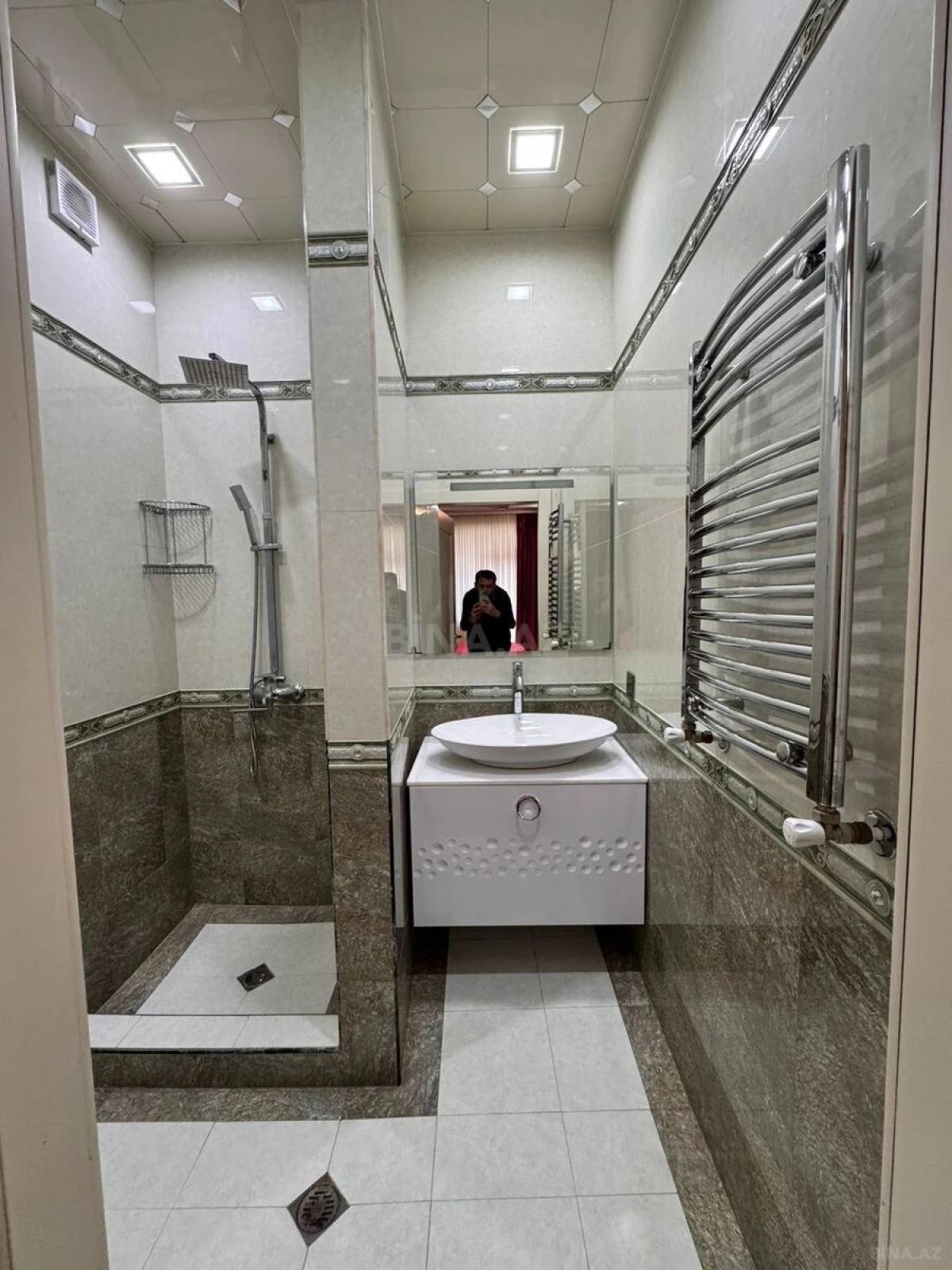 Satılır 4 otaqlı mənzil 176 m²