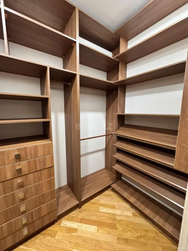 Satılır 4 otaqlı mənzil 176 m²