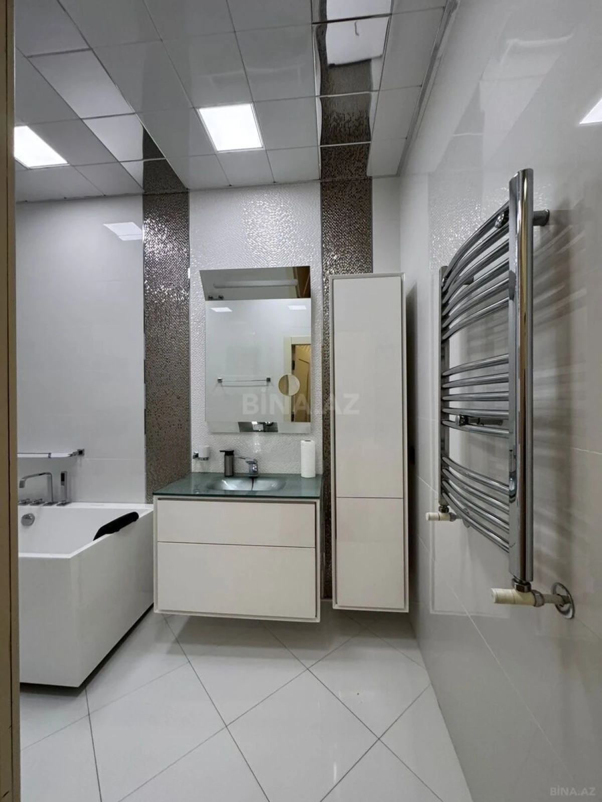 Satılır 4 otaqlı mənzil 176 m²