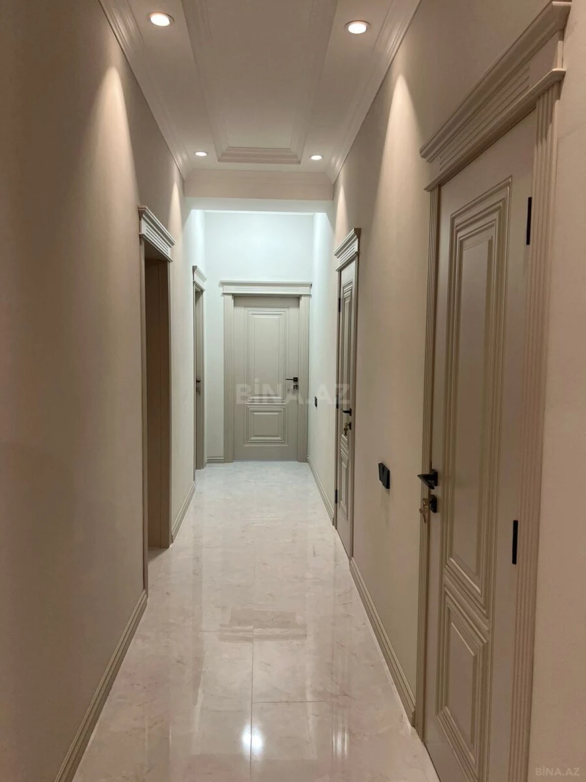 Satılır 4 otaqlı mənzil 200 m²