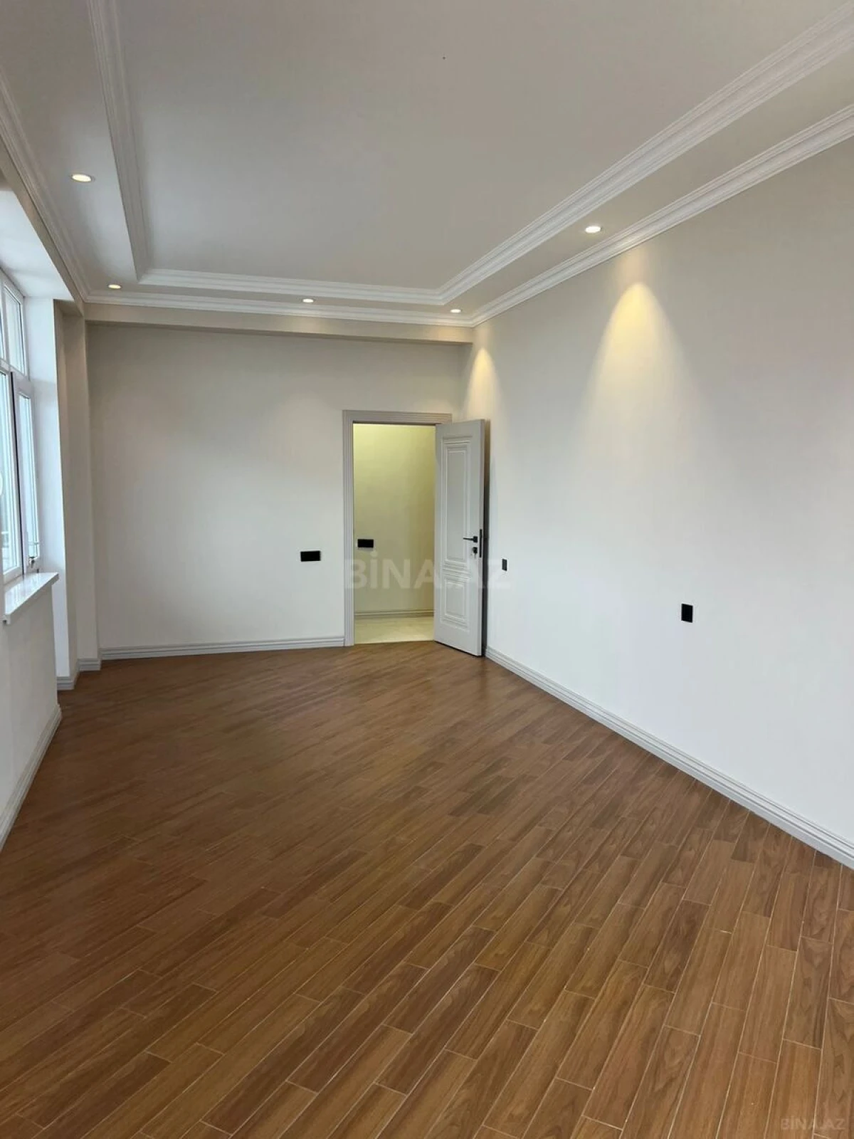 Satılır 4 otaqlı mənzil 200 m²