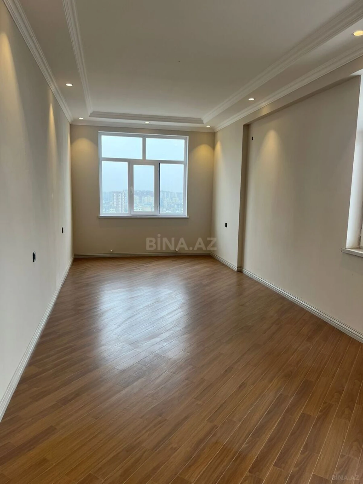 Satılır 4 otaqlı mənzil 200 m²