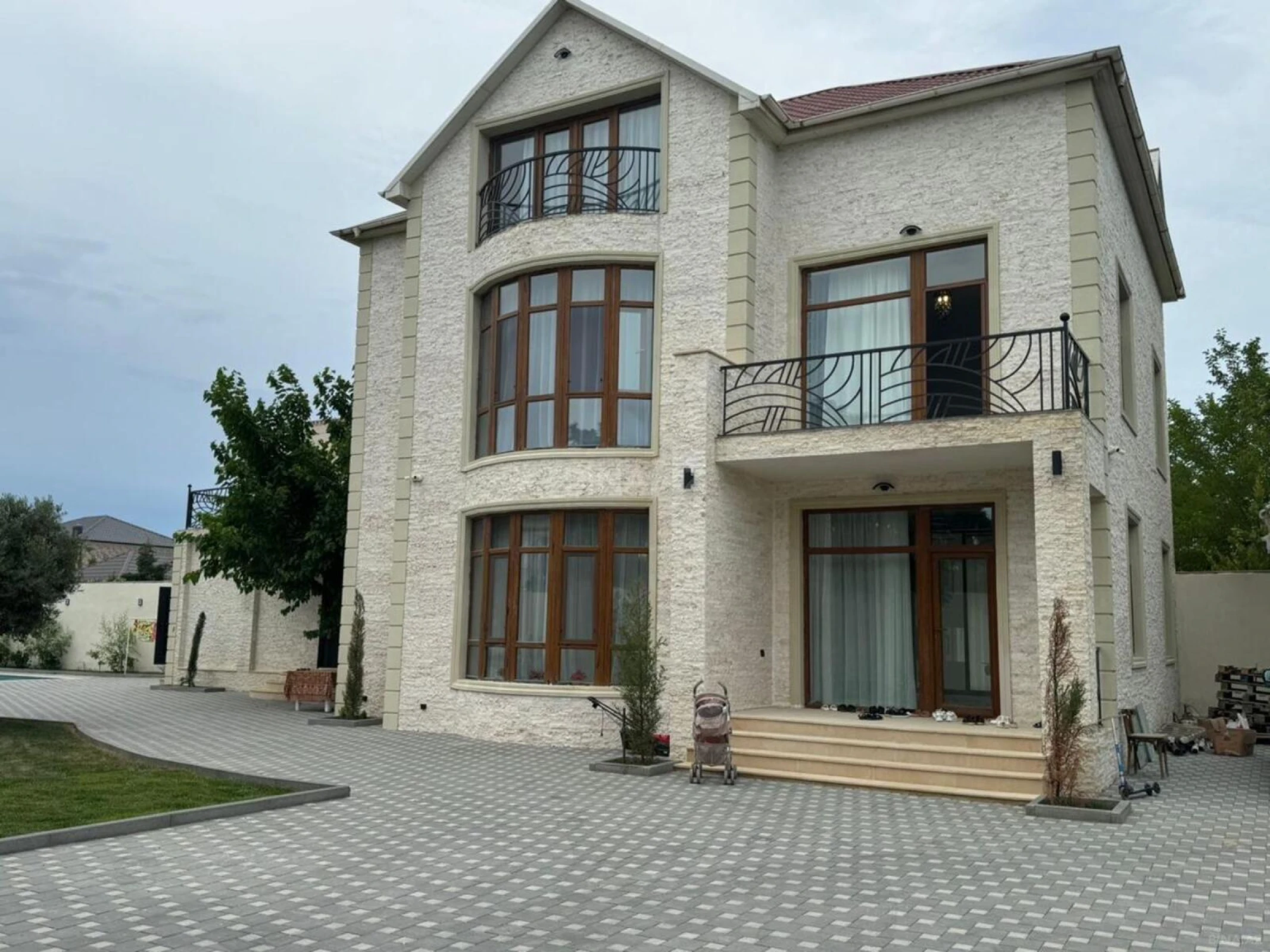 Kirayə verilir 6 otaqlı həyət evi 360 m²