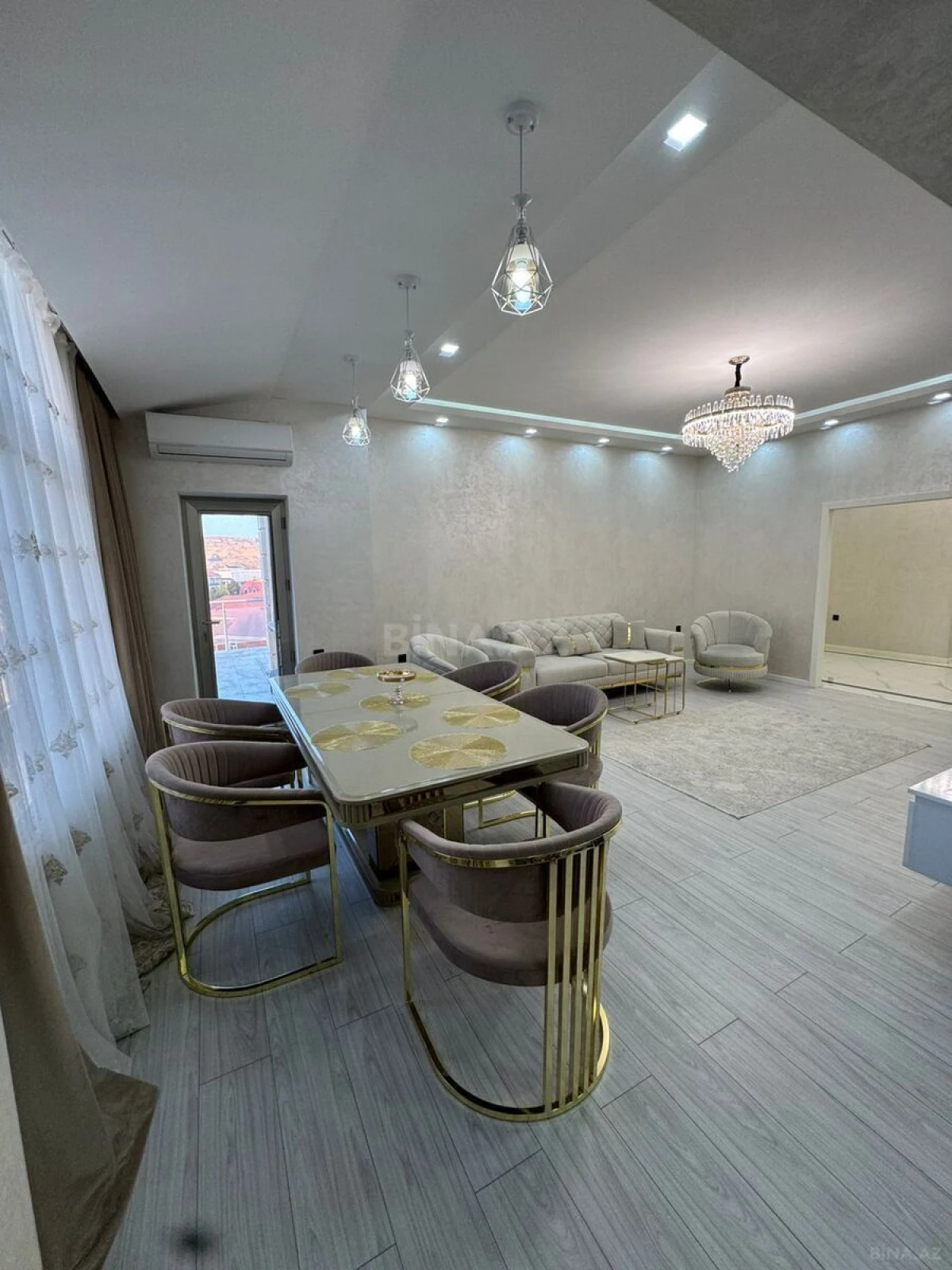 Satılır 4 otaqlı mənzil 200 m²