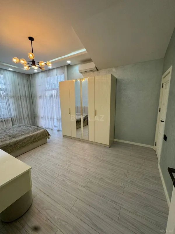 Satılır 4 otaqlı mənzil 200 m²