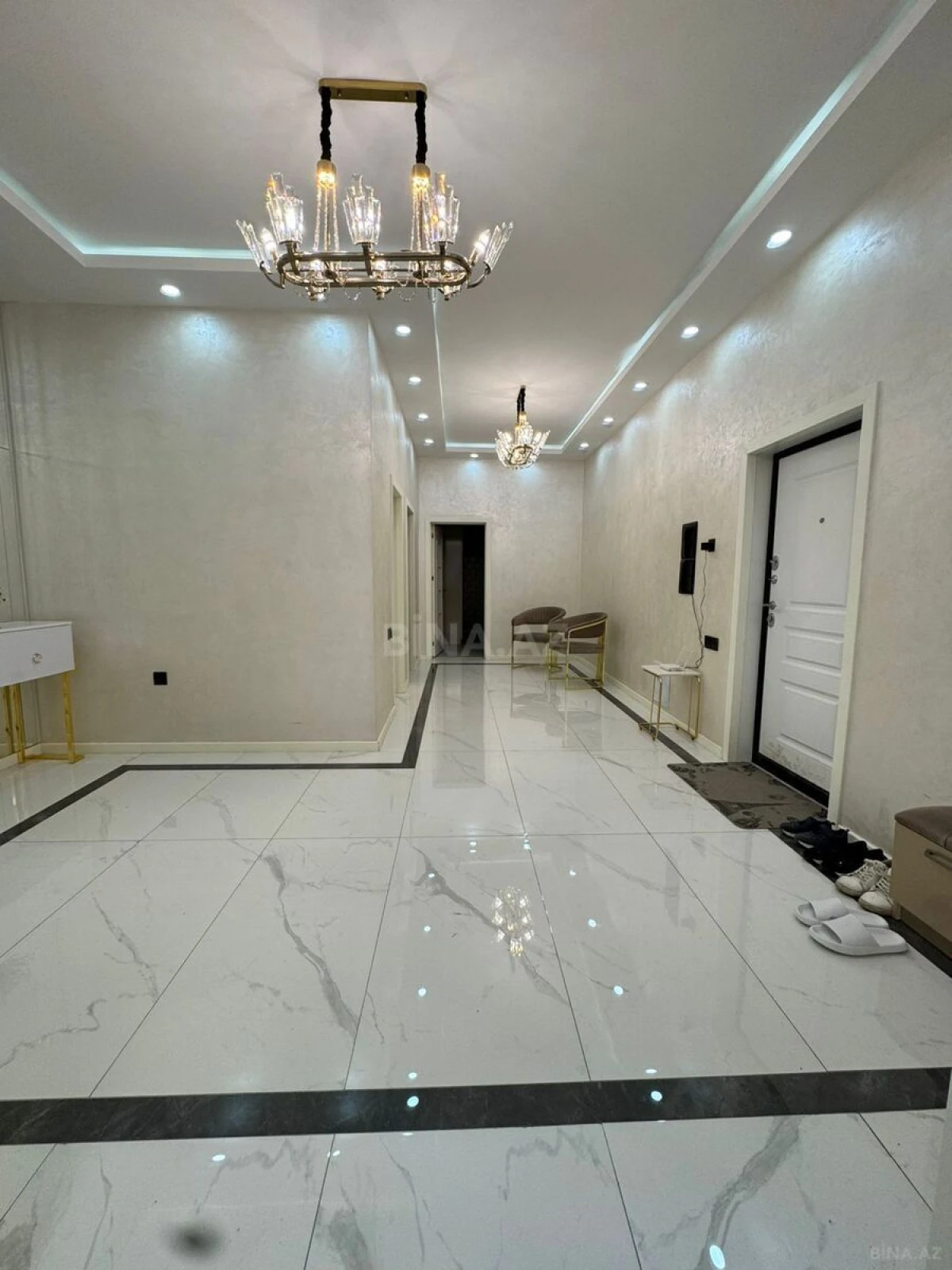 Satılır 4 otaqlı mənzil 200 m²