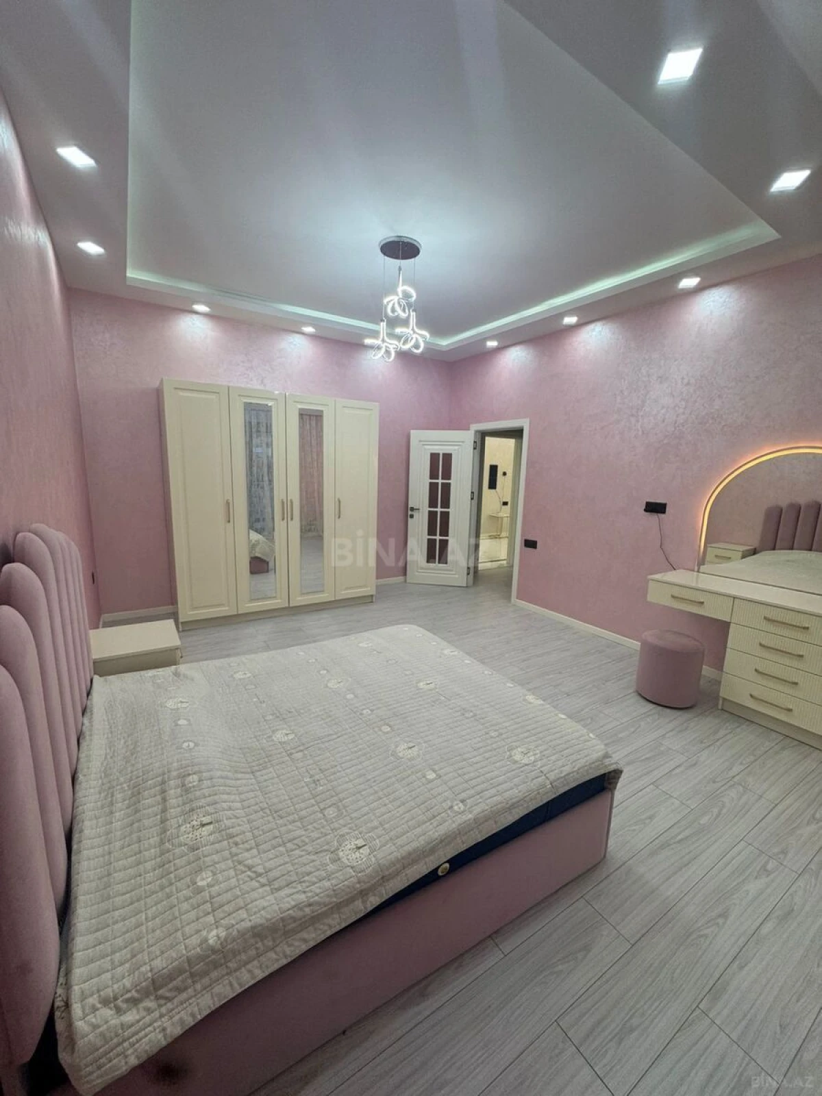 Satılır 4 otaqlı mənzil 200 m²