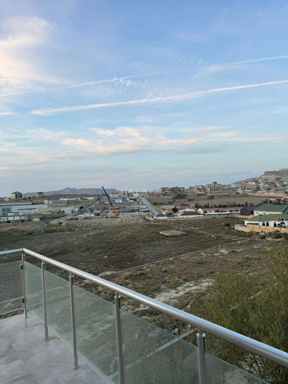 Satılır 4 otaqlı mənzil 200 m²