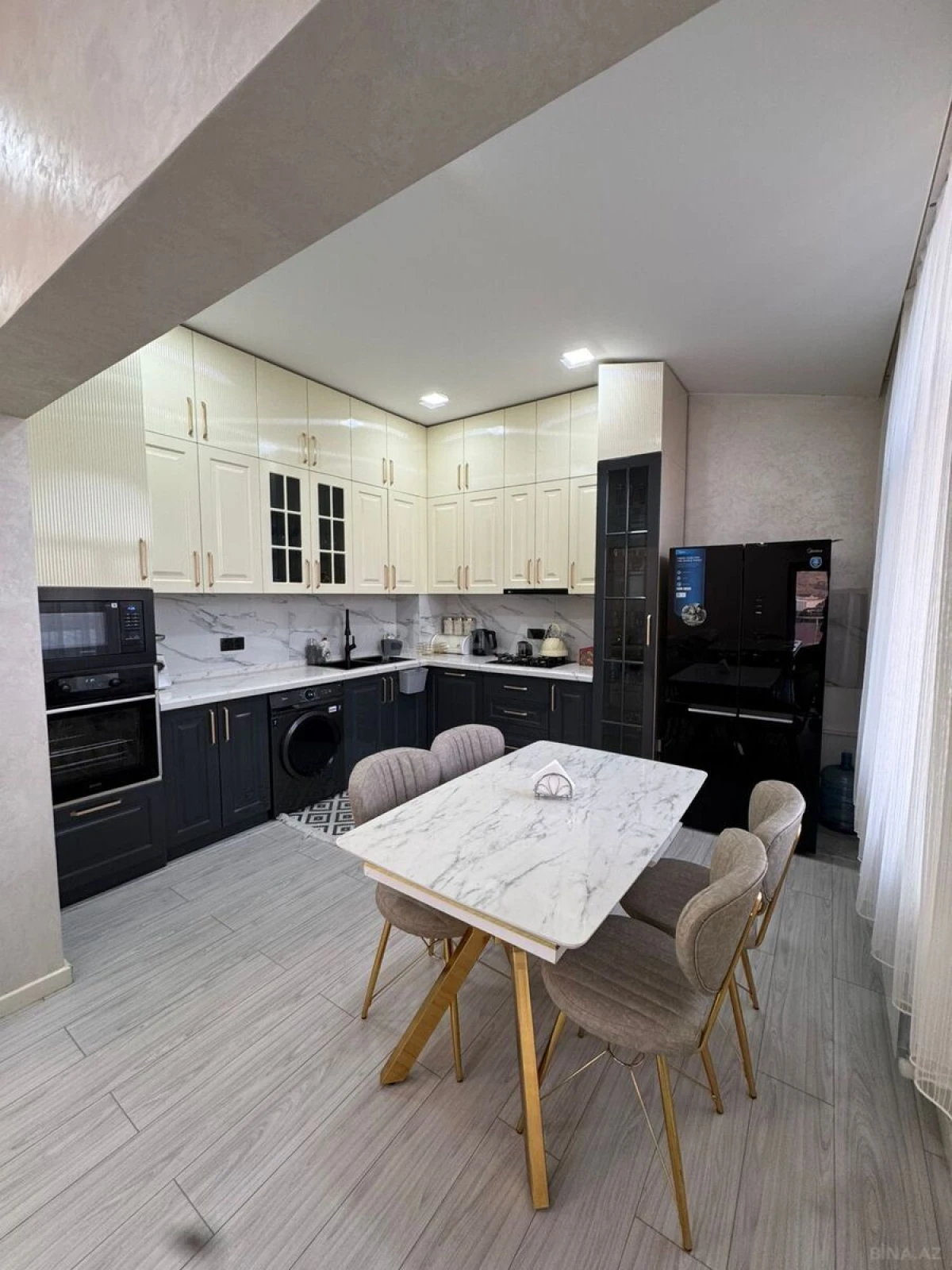 Satılır 4 otaqlı mənzil 200 m²