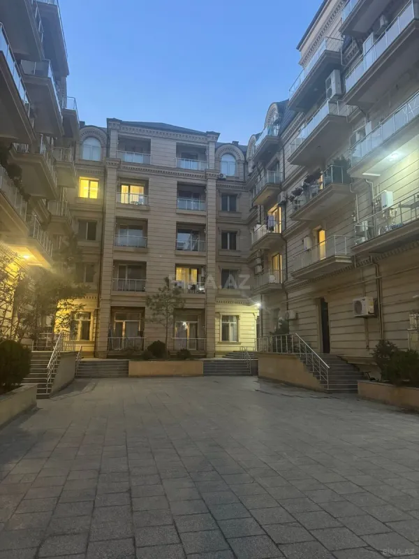 Satılır 4 otaqlı mənzil 200 m²