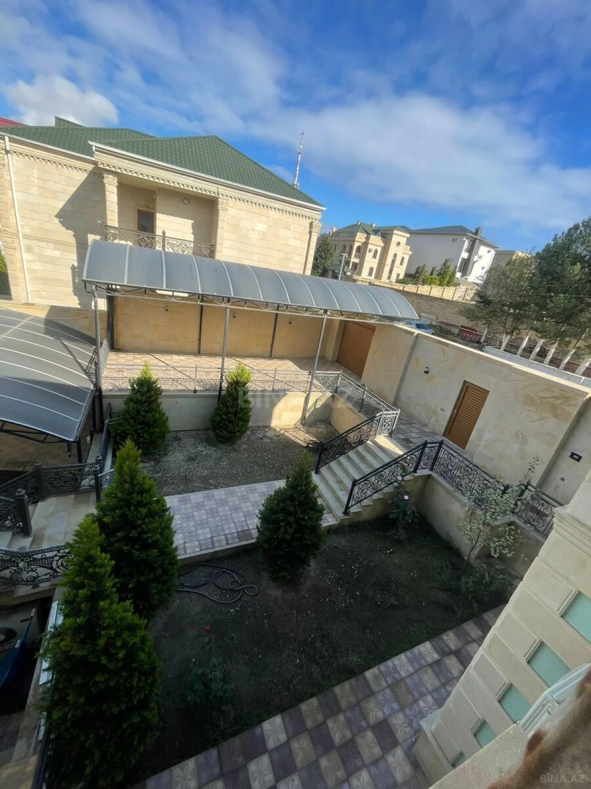 Kirayə verilir 9 otaqlı həyət evi 800 m²