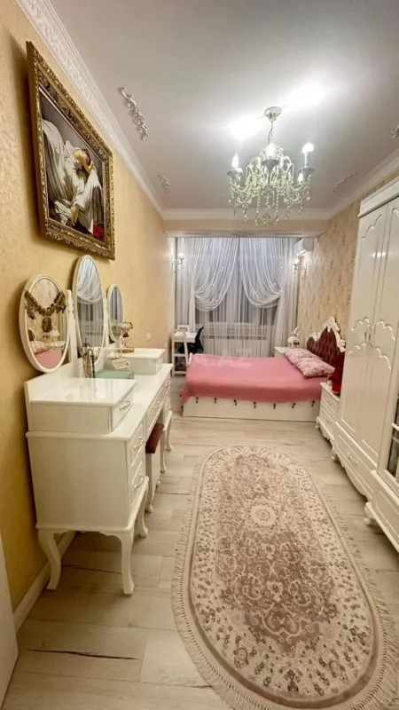 Satılır 4 otaqlı mənzil 160 m²
