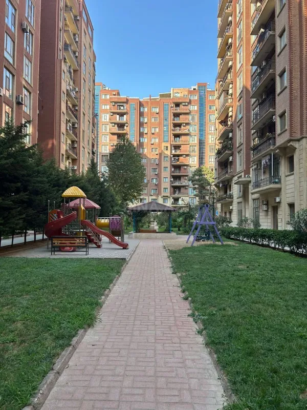 Satılır 4 otaqlı ofis 230 m²