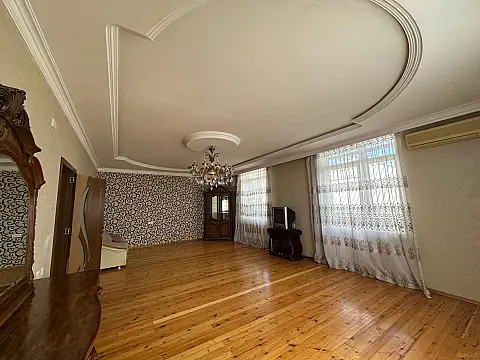 Satılır 8 otaqlı həyət evi 500 m²