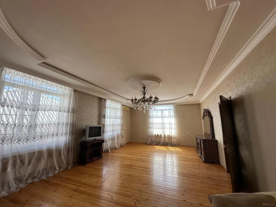 Satılır 8 otaqlı həyət evi 500 m²
