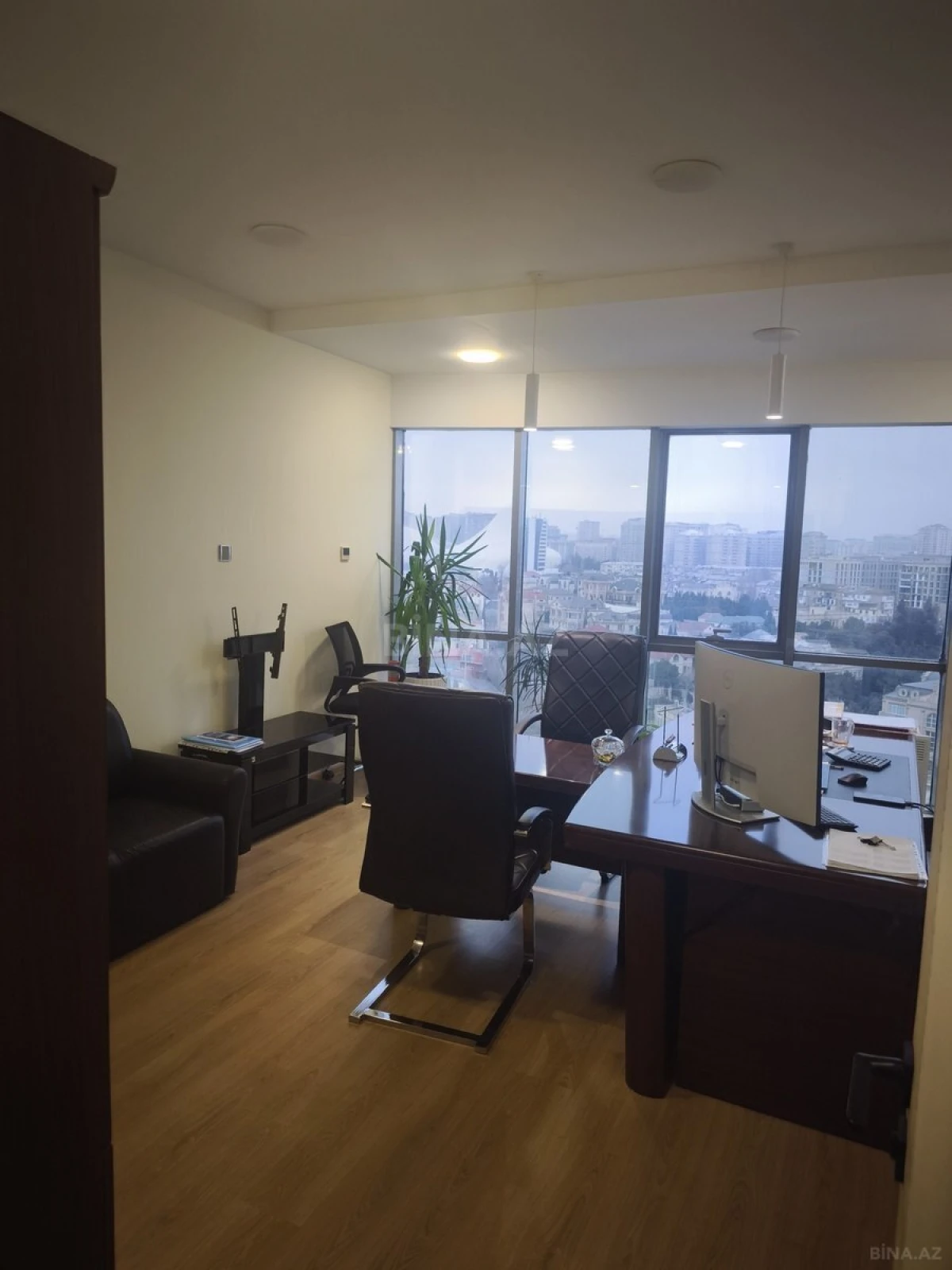 Satılır 7 otaqlı ofis 270.9 m²