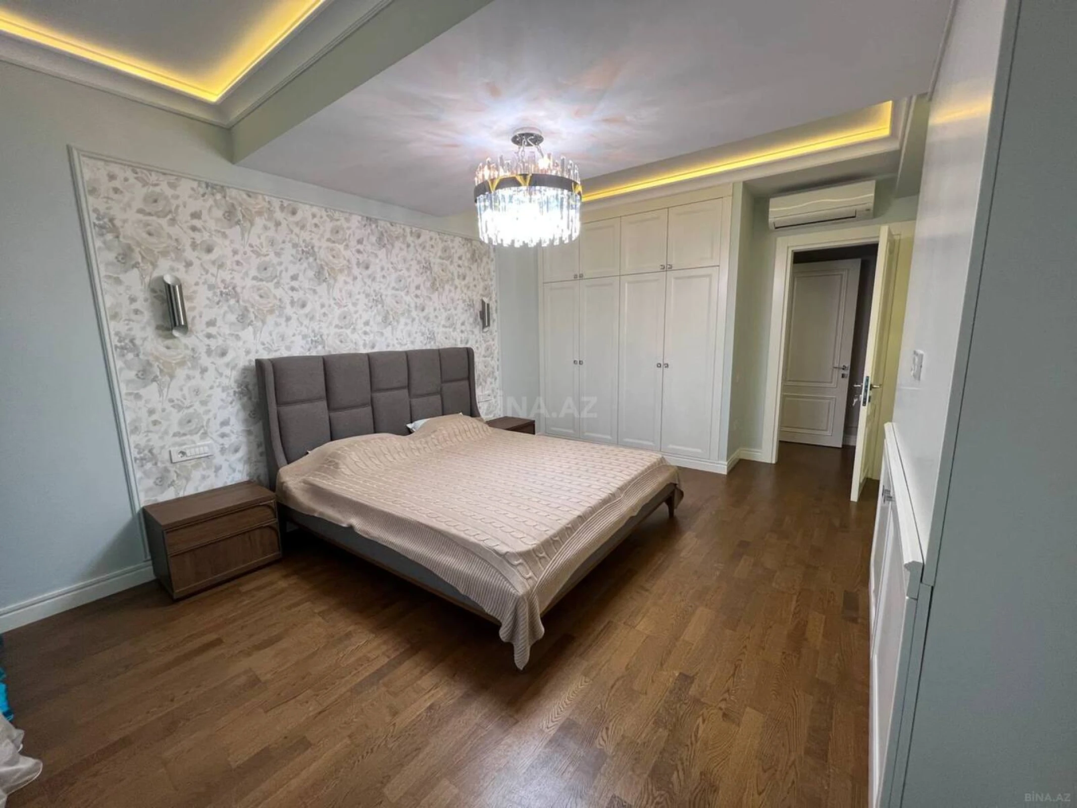 Satılır 4 otaqlı mənzil 260 m²