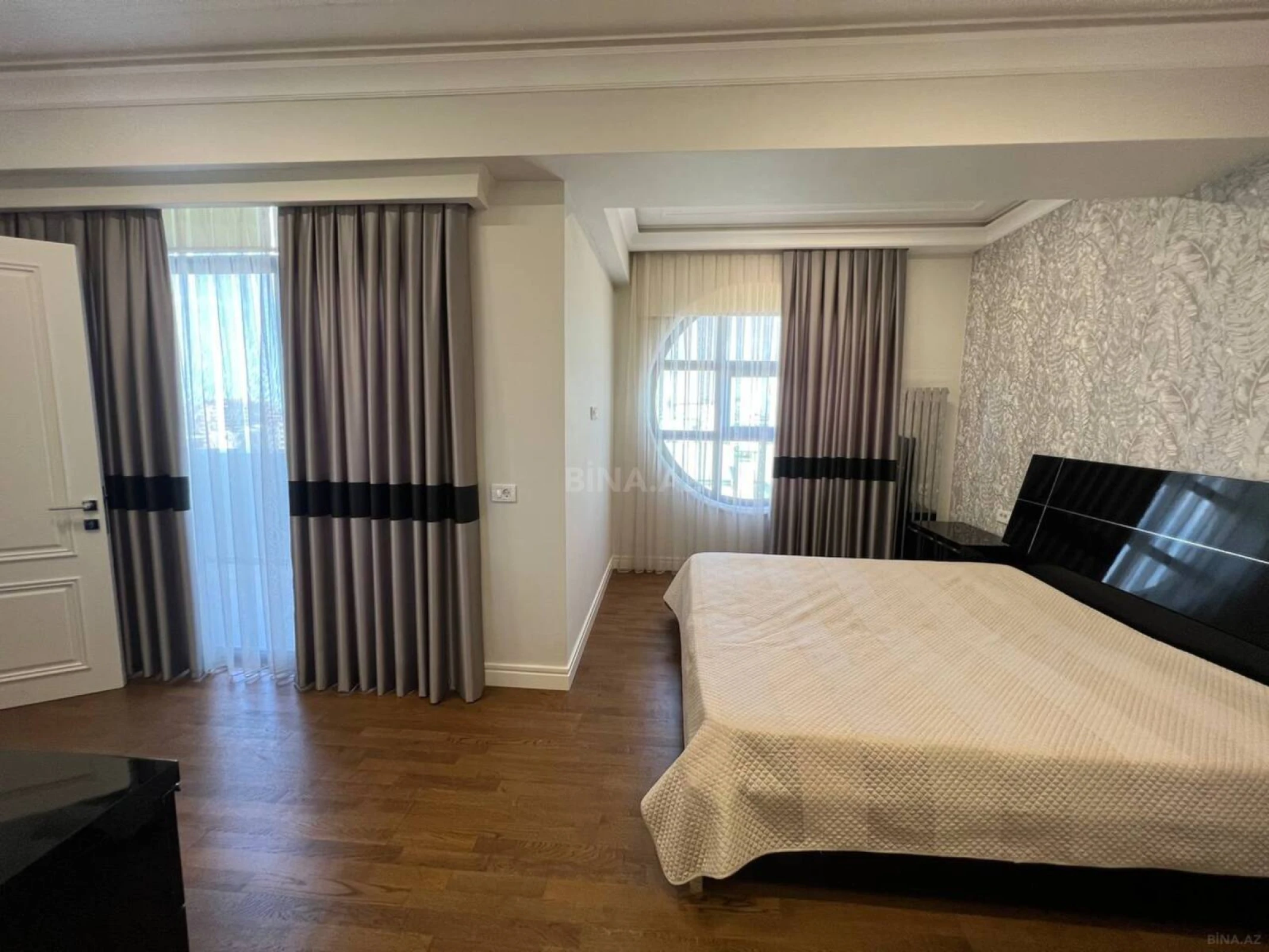 Satılır 4 otaqlı mənzil 260 m²