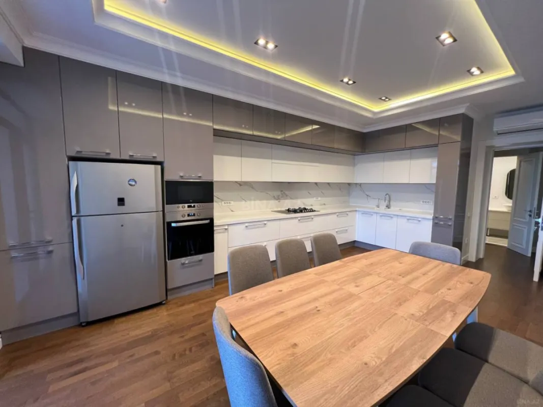 Satılır 4 otaqlı mənzil 260 m²