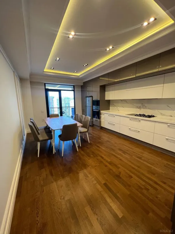 Satılır 4 otaqlı mənzil 260 m²