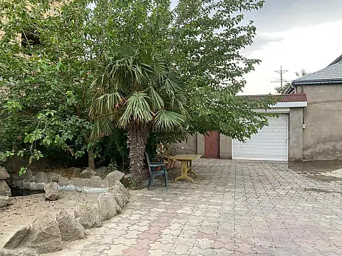 Satılır 9 otaqlı həyət evi 400 m²