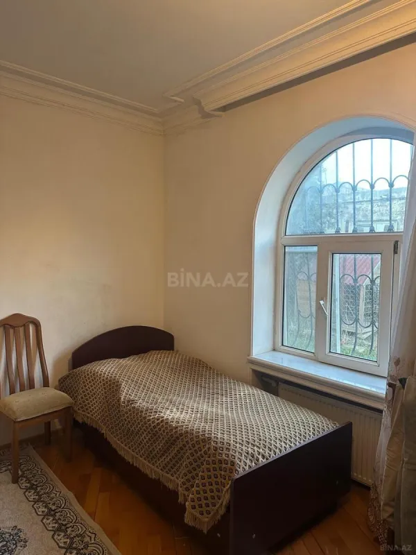 Satılır 9 otaqlı həyət evi 400 m²