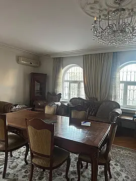 Satılır 9 otaqlı həyət evi 400 m²
