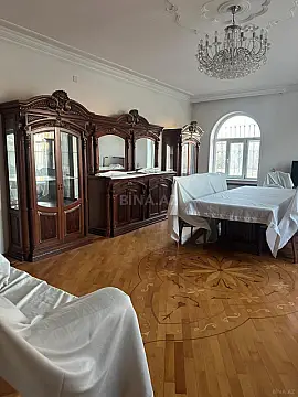 Satılır 9 otaqlı həyət evi 400 m²
