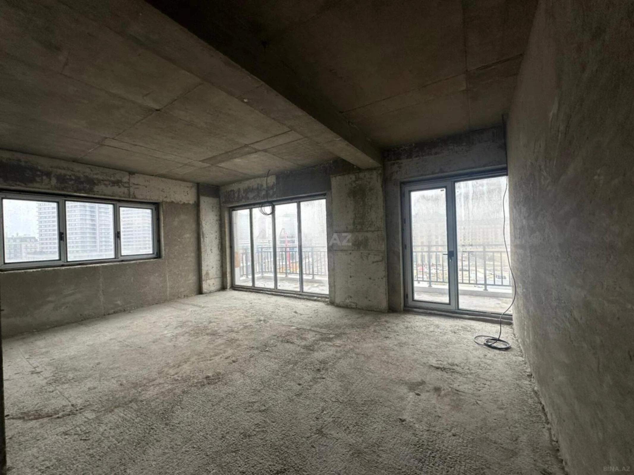 Satılır 3 otaqlı mənzil 163 m²