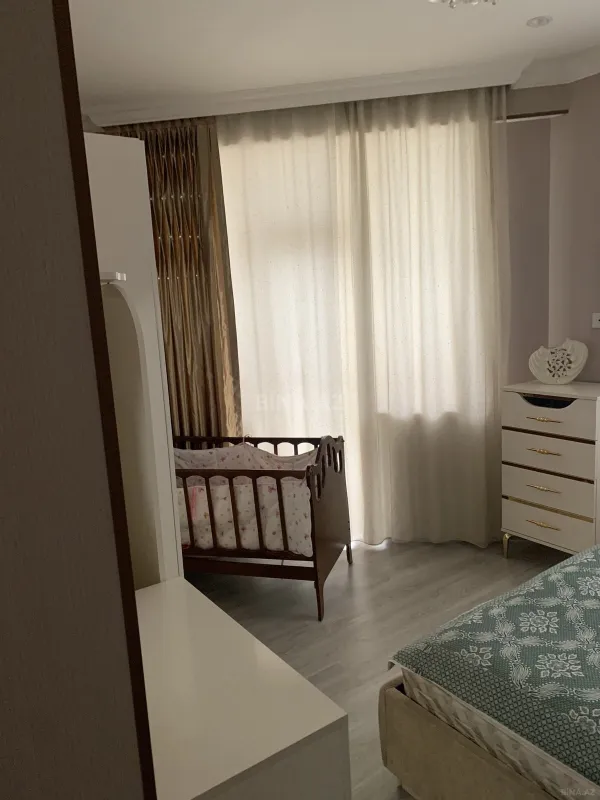 Satılır 5 otaqlı mənzil 132 m²
