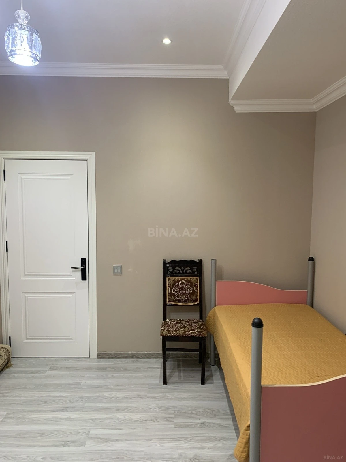 Satılır 5 otaqlı mənzil 132 m²