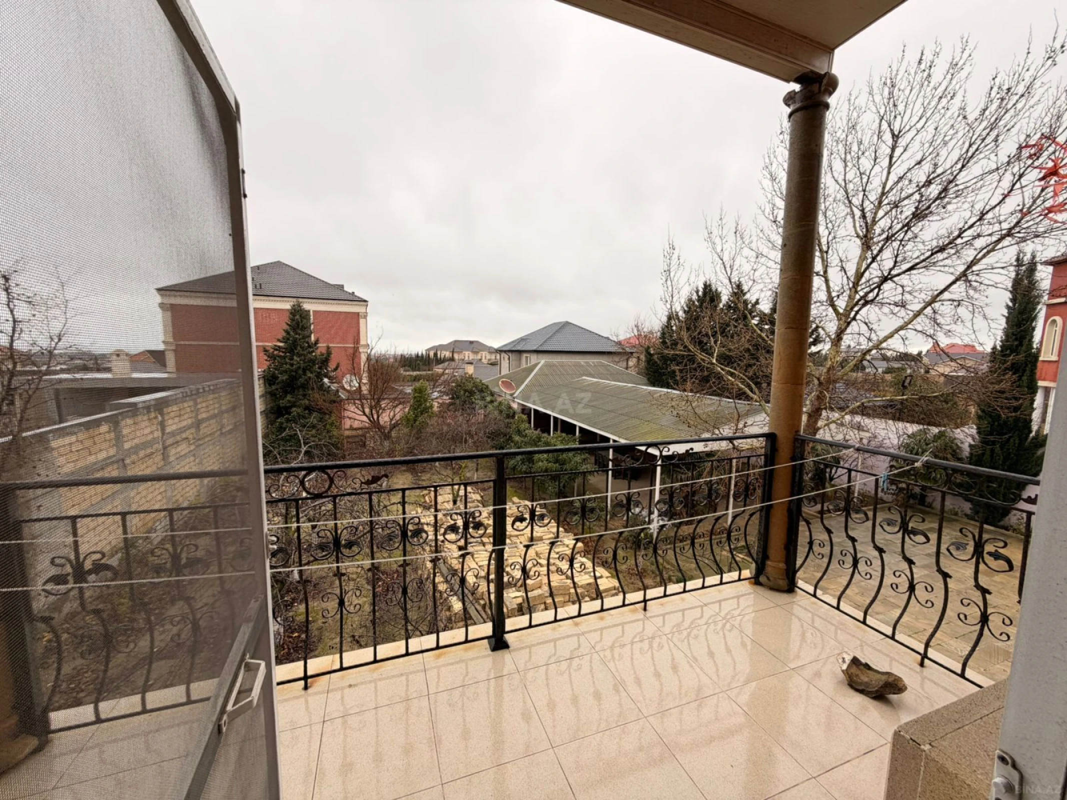 Satılır 5 otaqlı həyət evi 341 m²